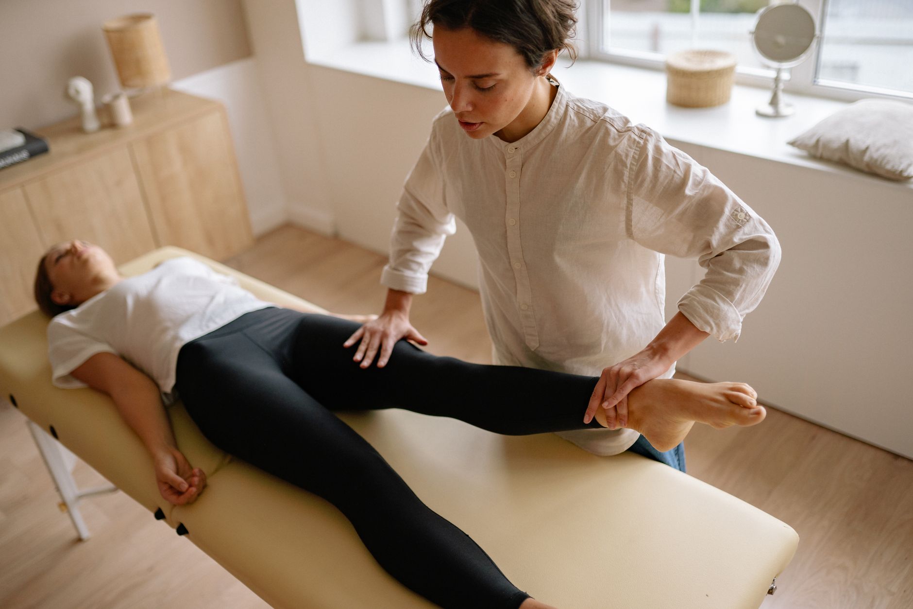 Ćwiczenia rehabilitacyjne po skręceniu kostki – trening propriocepcji i stabilizacji w Pure Rehab