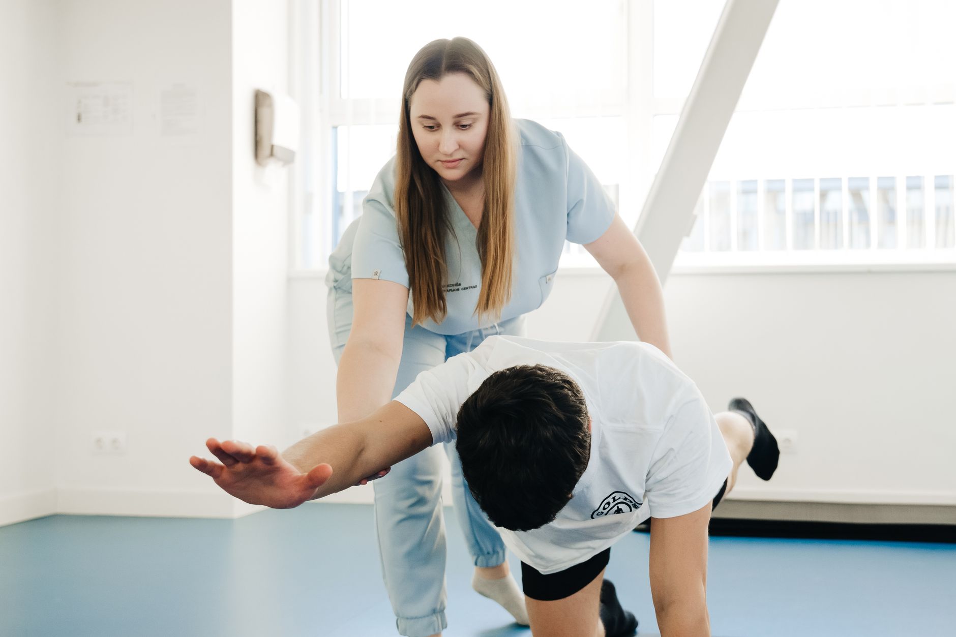 Ćwiczenia rehabilitacyjne przy rwie ramiennej - fizjoterapia w Pure Rehab Nowa Iwiczna