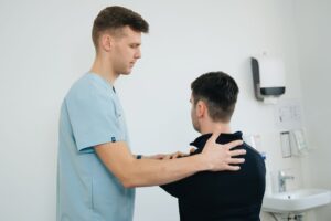 Zamrożony bark – przyczyny, objawy i skuteczna fizjoterapia