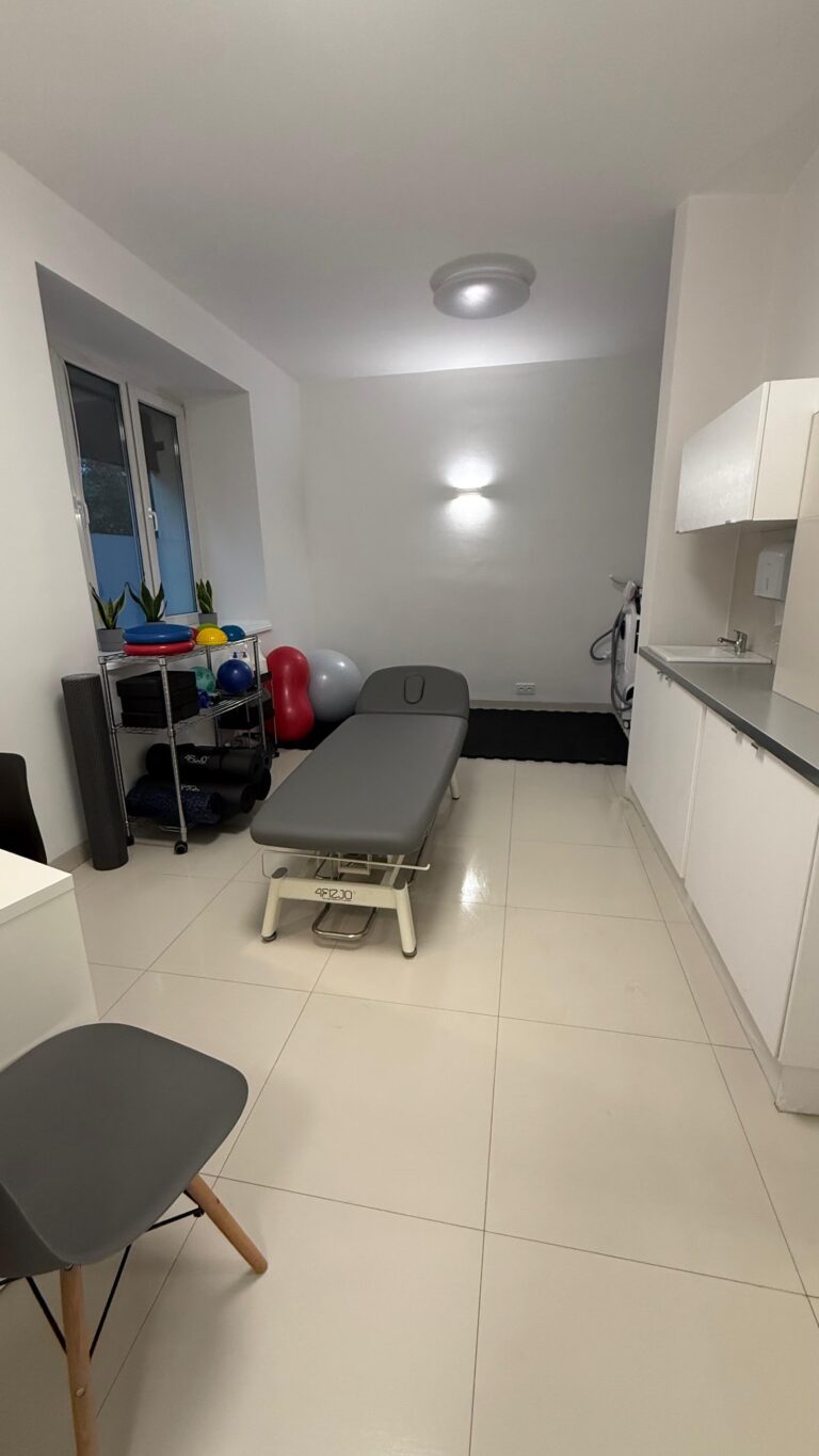Gabinet fizjoterapii Pure Rehab na Saskiej Kępie – stół terapeutyczny i sprzęt do ćwiczeń