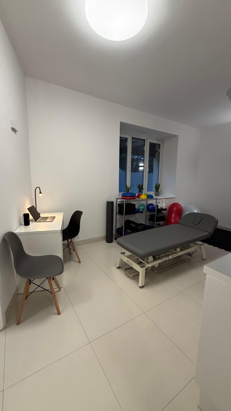 Jasny gabinet konsultacji i terapii Pure Rehab na Saskiej Kępie