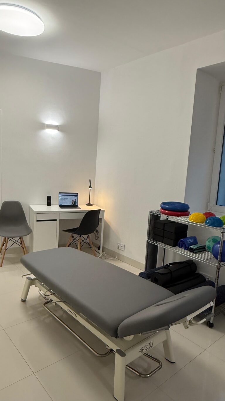 Gabinet Pure Rehab na Saskiej Kępie ze stołem terapeutycznym i biurkiem fizjoterapeuty
