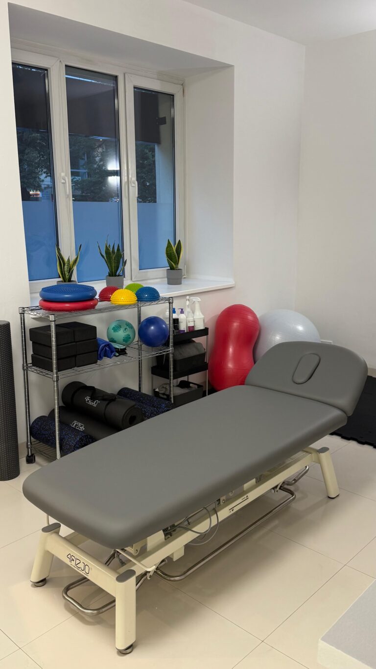 Sprzęt do ćwiczeń rehabilitacyjnych w gabinecie Pure Rehab na Saskiej Kępie