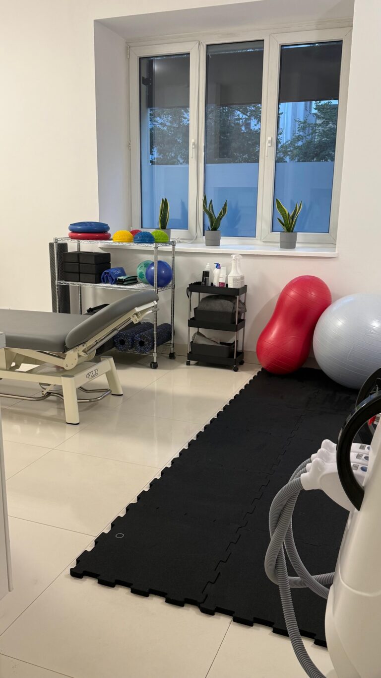 Strefa ćwiczeń z piłkami i stołem w Pure Rehab na Saskiej Kępie