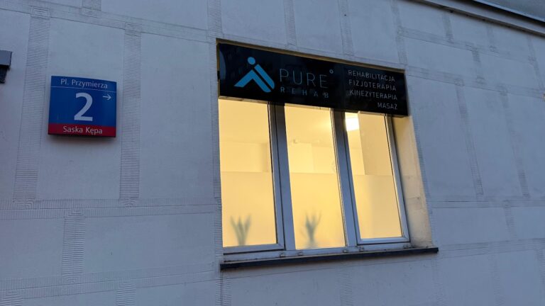 Wejście do Pure Rehab na Saskiej Kępie – plac Przymierza 2/3, Warszawa