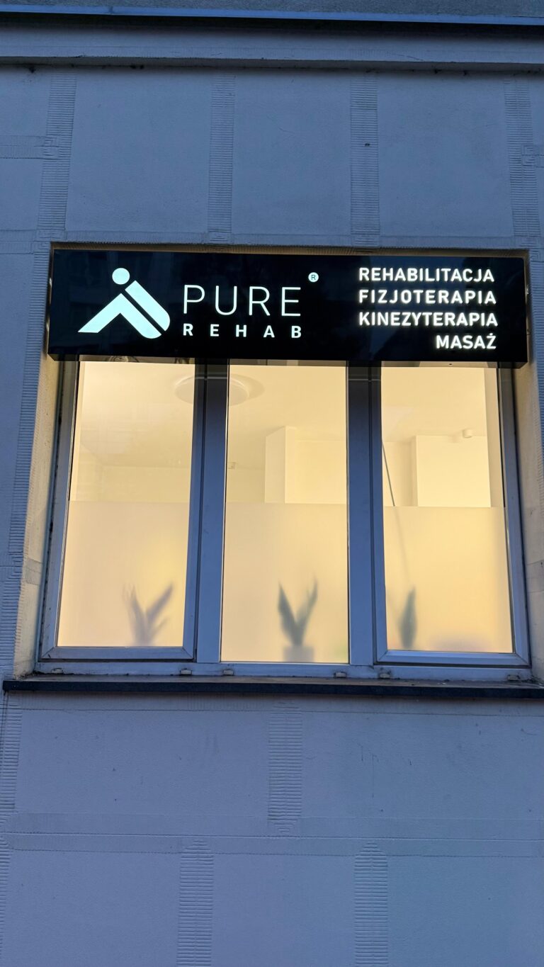 Witryna placówki Pure Rehab przy placu Przymierza 2/3 na Saskiej Kępie